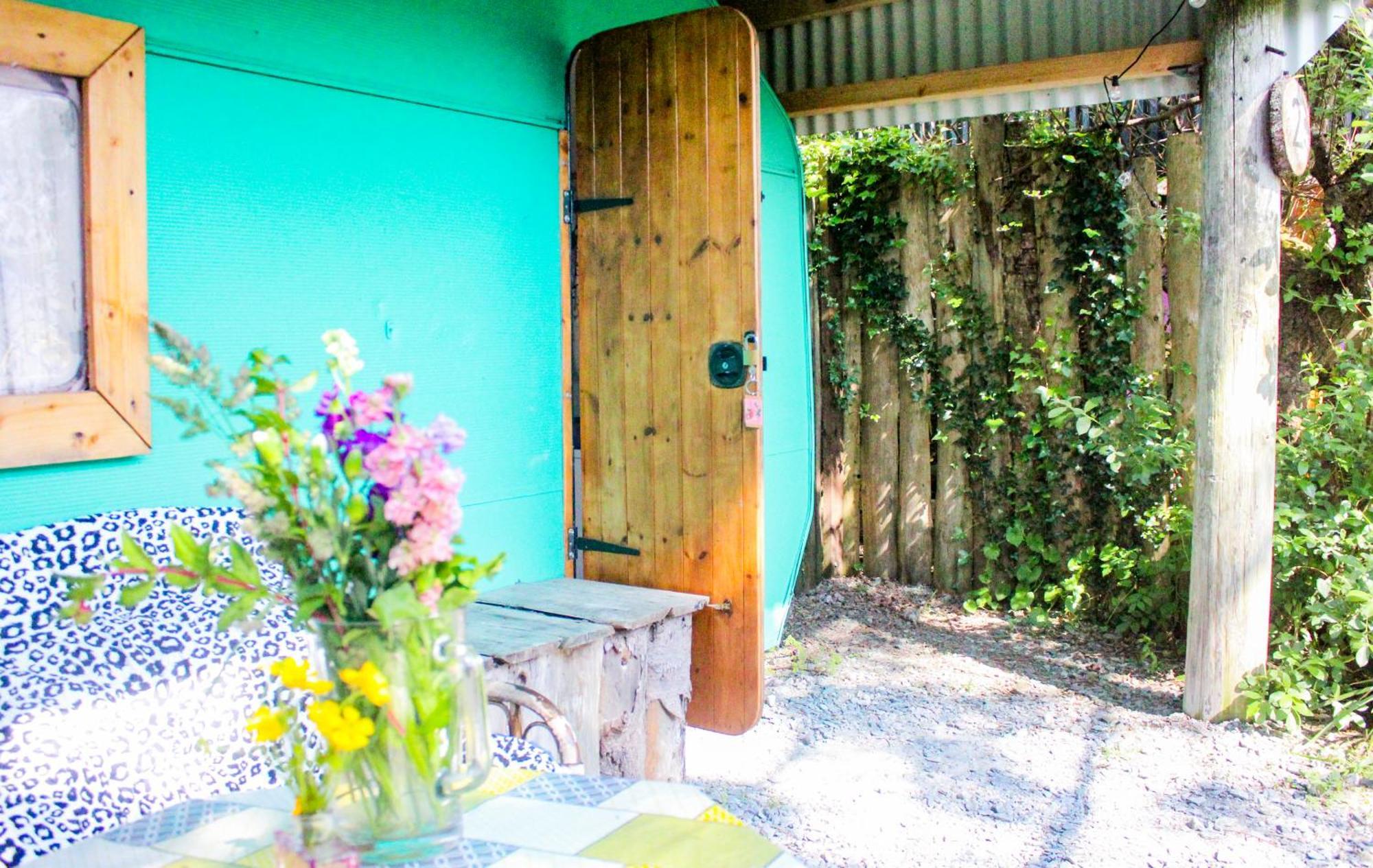 Retro Caravans At Valentia Island Escape Chapeltown Exterior photo